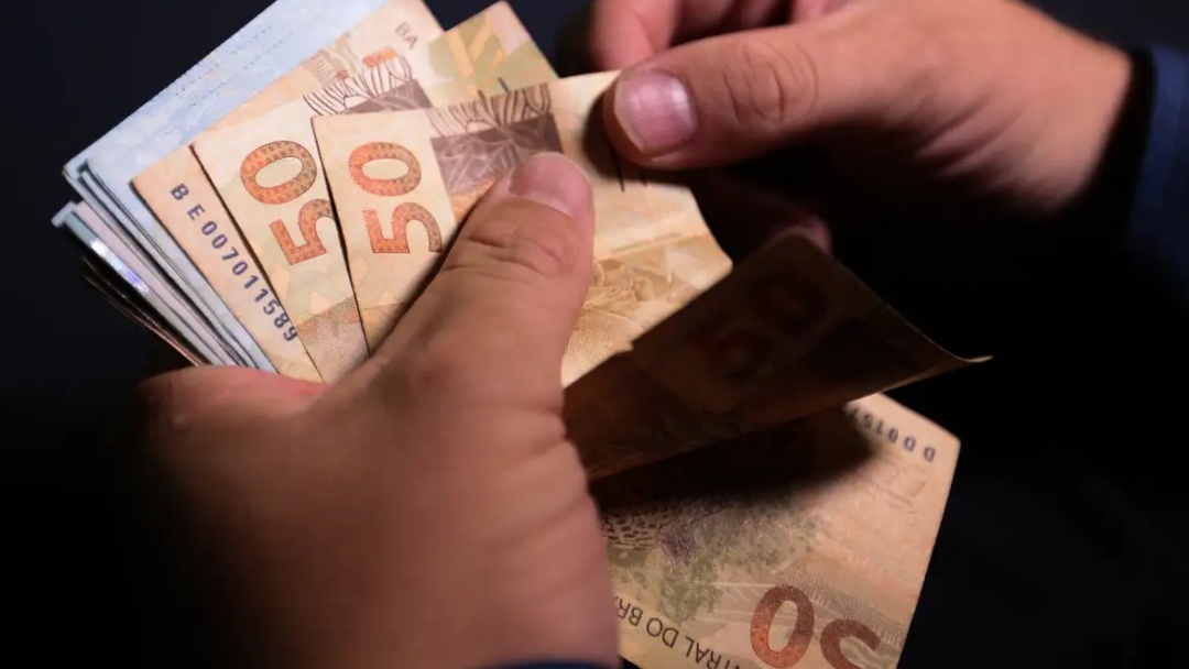 Prefeitura paga salário de junho, deixa parte dos servidores sem receber e reduz insalubridade dos garis