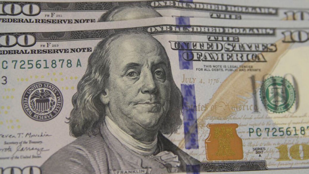 D&oacute;lar cai a R$ 5,13 com ajustes e valoriza&ccedil;&atilde;o de commodities  