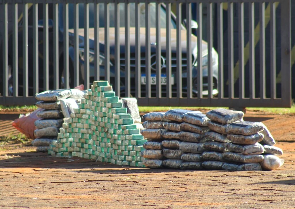 Motorista capota caminhonete com 274 kg de droga ao fugir da PRF