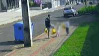 Pai chuta filha de 3 anos no rosto e &eacute; flagrado por c&acirc;meras de seguran&ccedil;a