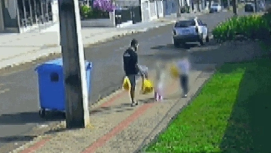 Pai chuta filha de 3 anos no rosto e é flagrado por câmeras de segurança