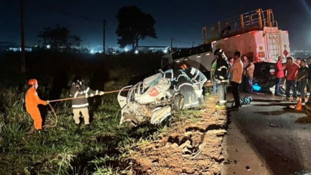 Jovem de 19 anos morre após violenta colisão frontal na BR-262