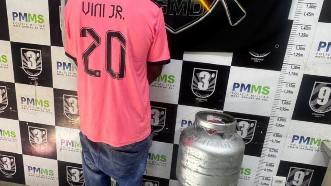Jovem &eacute; flagrado furtando botij&atilde;o das vizinhas para revender em Dourados