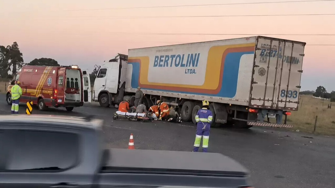 Acidente entre moto e caminh&atilde;o deixa dois jovens gravemente feridos na rodovia