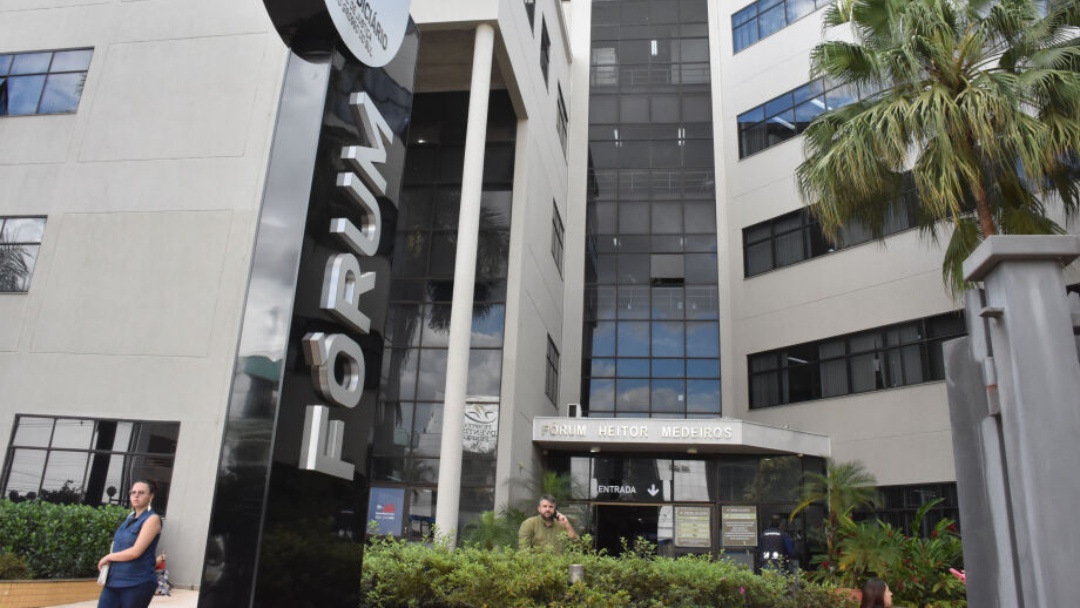 Justi&ccedil;a determina que porteiro receba indeniza&ccedil;&atilde;o de R$ 20 mil 