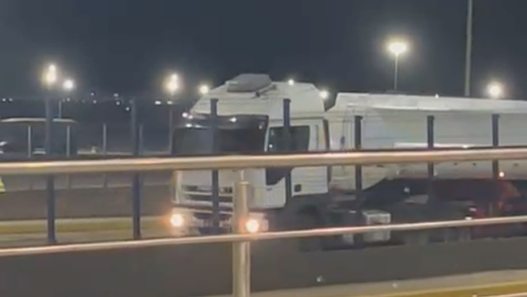 PRF apreende bitrem com suspeita de compartimento oculto para transporte de drogas