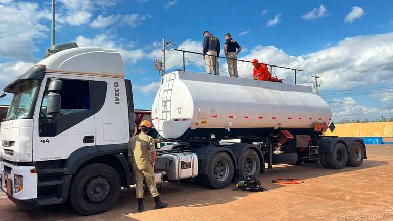 PRF e Bombeiros n&atilde;o encontram compartimento oculto em caminh&atilde;o-tanque suspeito de transportar drogas