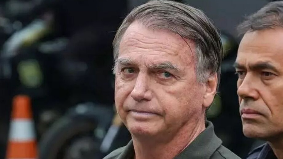 Jair soluçou por 36 horas seguidas e precisou aumentar dose de remédios, aponta relatório