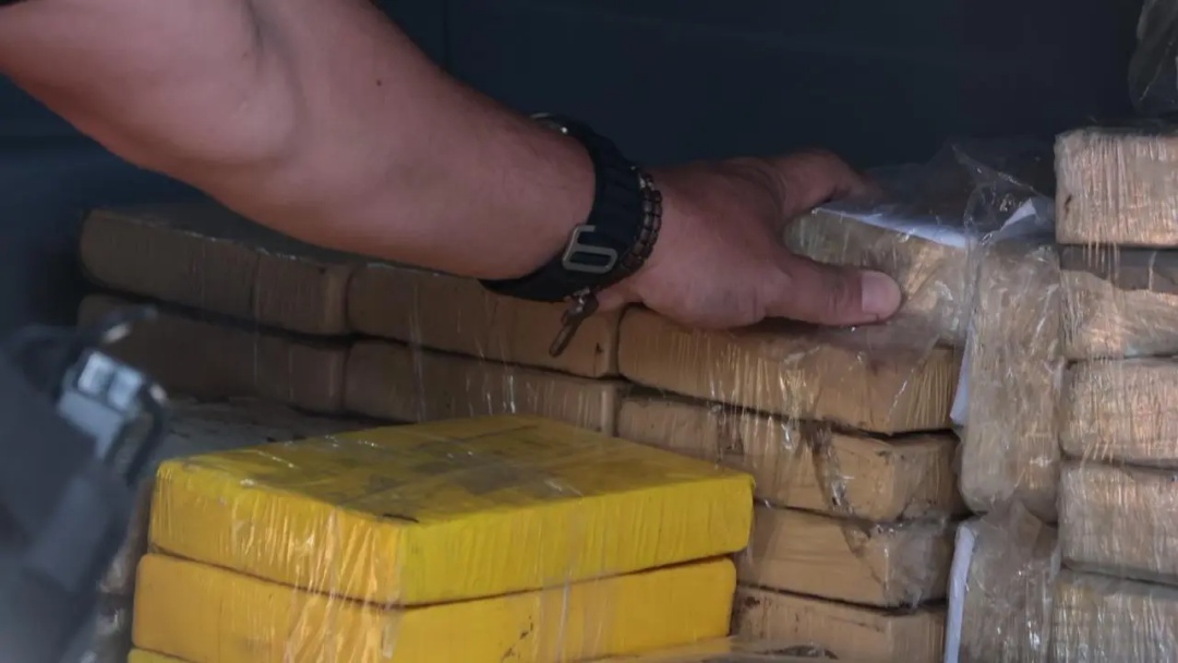Dupla é presa com droga armazenada em bag de entregador que iria para Três Lagoas