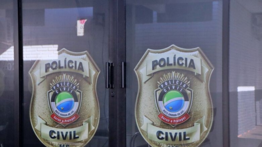 Mulher é presa por suspeita de agressão após cachorro ser flagrado com pescoço sangrando