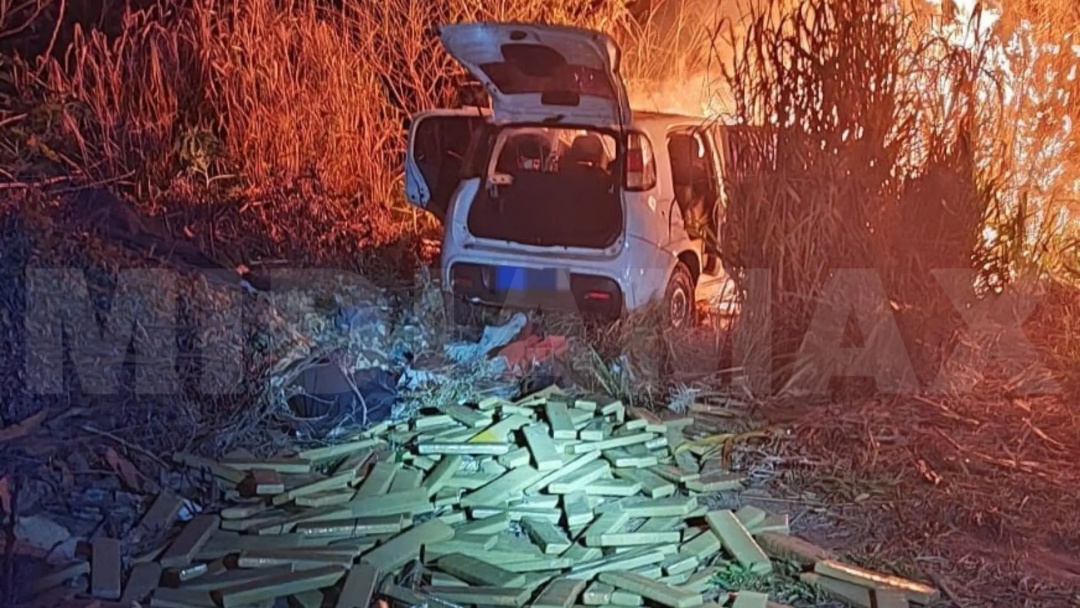 Carro clonado que pegou fogo na BR estava carregado com quase 380 quilos de maconha