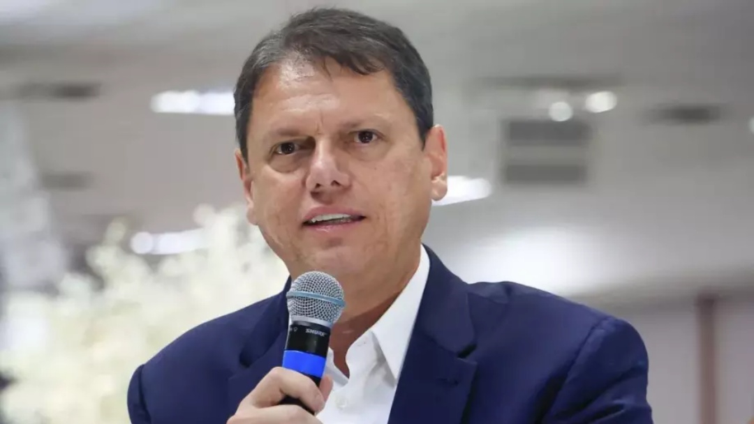 Tarcísio discorda de Flávio e diz confiar nas urnas eletrônicas