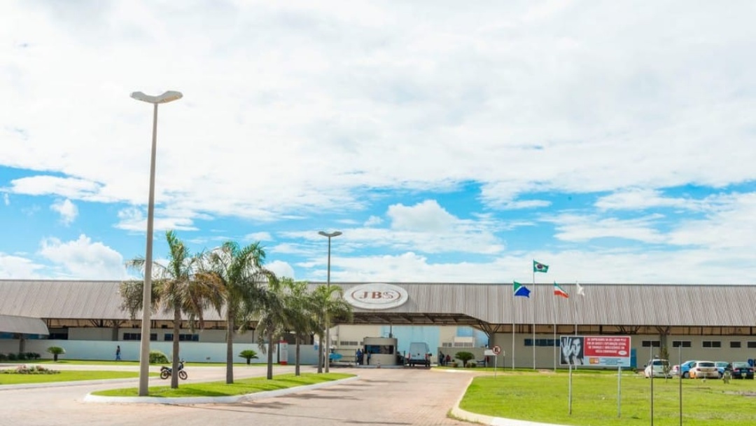 JBS concede férias coletivas após limite de cota para a China; Balbinos aguarda retomada dos abates com expectativa de acesso asfaltado em fase final de licitação