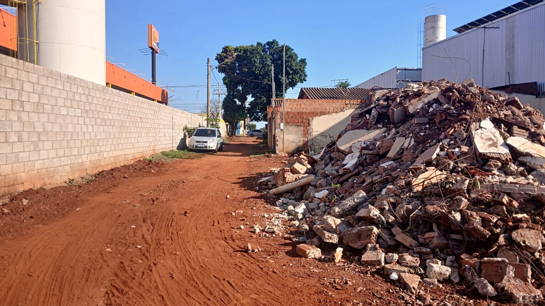 Prefeitura demoliu primeira casa para abrir prolongamento da Rua Acre em Sidrolândia