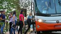 Prefeitura contesta atraso no transporte universit&aacute;rio e alunos temem calote sobre despesas de fevereiro